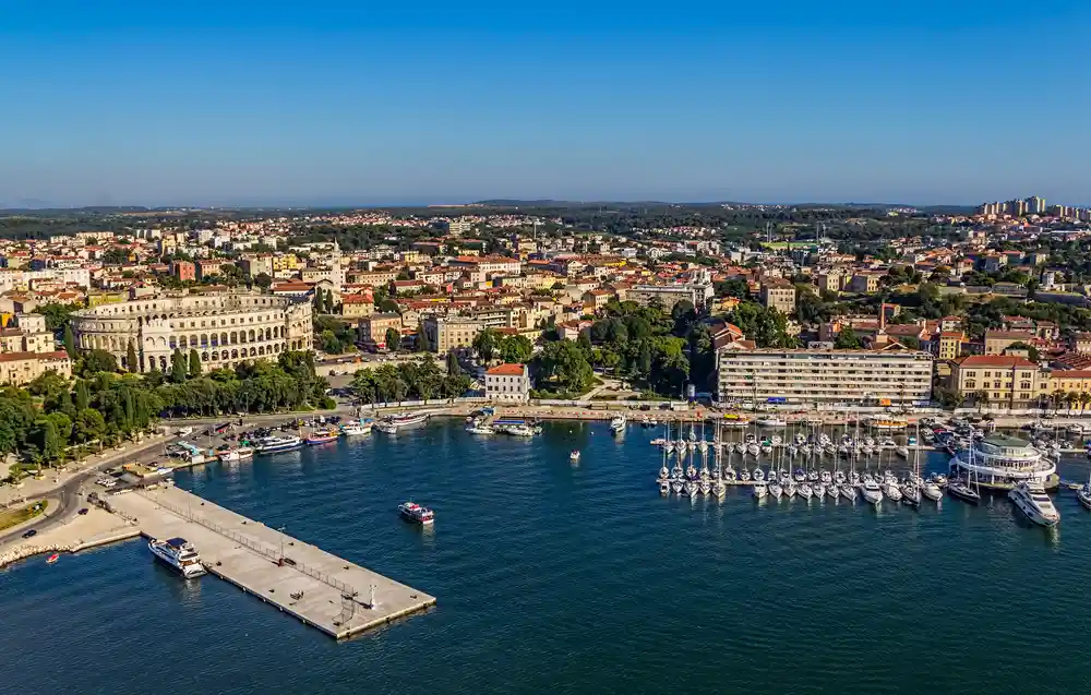 Katamaran Zadar Pula - Trajektna luka Pula