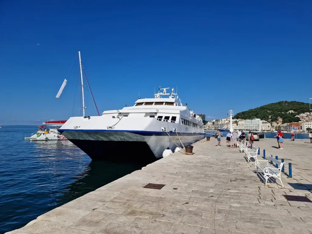 jadrolinija vozni red katamaran split hvar